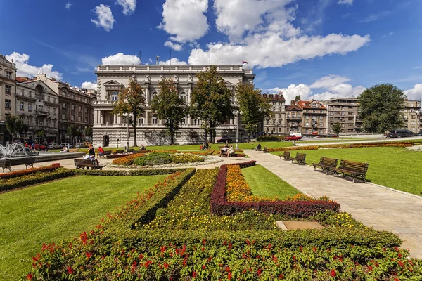 Parco Vicino Palazzo Del Governo Nel Centro Capitale Della Serbia — Foto Stock