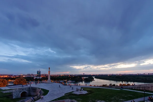 Fortaleza Belgrado Vista Panorâmica Sobre Monumento Vitorioso Noite — Fotografia de Stock