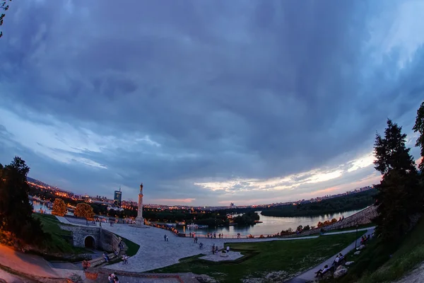 Белградская Крепость Панорамный Вид Памятник Победителю Ночью — стоковое фото