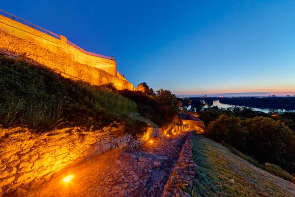 Antigua muralla de fortaleza y confluencia de dos ríos —  Fotos de Stock