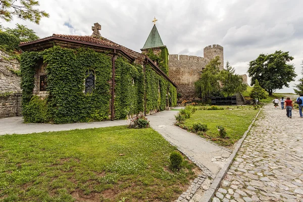 Festung Belgrad und Kirche mit Garten — Stockfoto