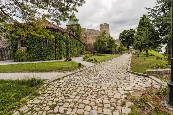 Festung Belgrad und Kirche mit Garten — Stockfoto