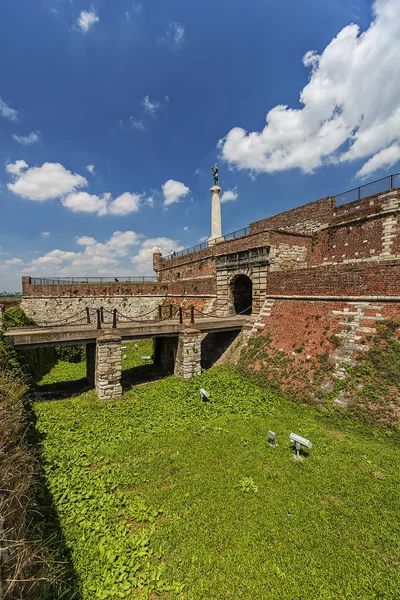 Bělehradské pevnosti a Viktor památník — Stock fotografie