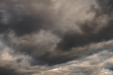 Mavi gökyüzü ile bulutlar yağmur önce bulutlu gün şehrin üzerinde görüntüleyin