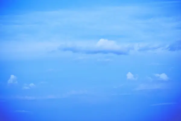 Visa Den Blå Himlen Med Moln Över Staden Dagtid — Stockfoto