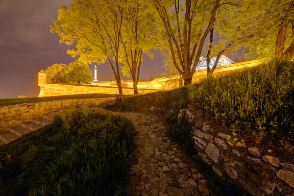 ベオグラードの要塞およびセルビア 夜の公園の中世の壁 — ストック写真