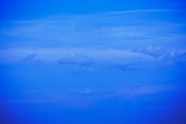 Den blå himlen med moln — Stockfoto