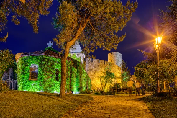 Белградская Крепость Старая Церковь Садом Ночью — стоковое фото