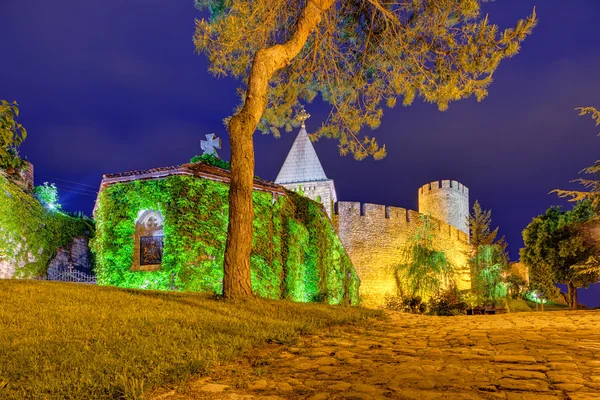 Fortaleza Belgrado Iglesia Antigua Con Jardín Por Noche — Foto de Stock