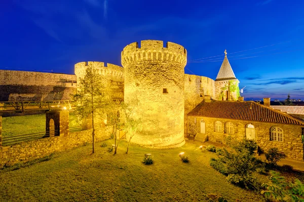 Белградская крепость и церковь с садом — стоковое фото