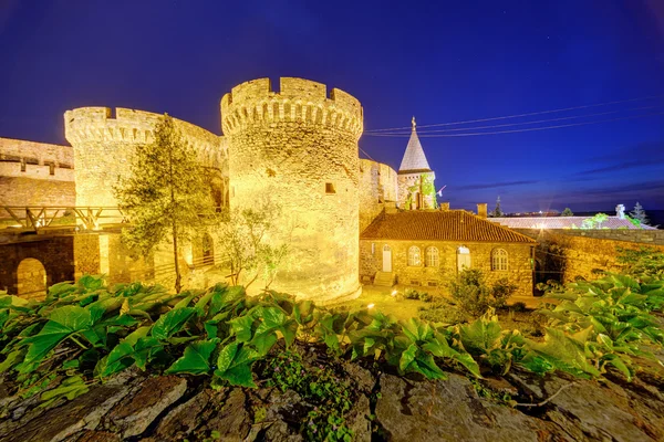 Fortaleza Belgrado Iglesia Antigua Con Jardín Por Noche —  Fotos de Stock