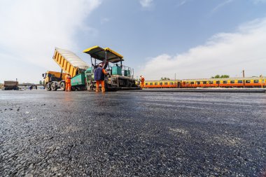 İnşaat halindeki yolda asfalt yakın çekim; alan derinliğine dikkat edin