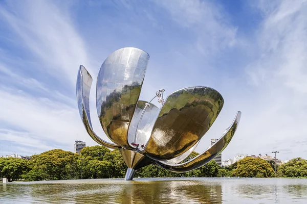 钢和铝的 Floralis Generica 雕塑位于阿根廷首都布宜诺斯艾利斯 — 图库照片
