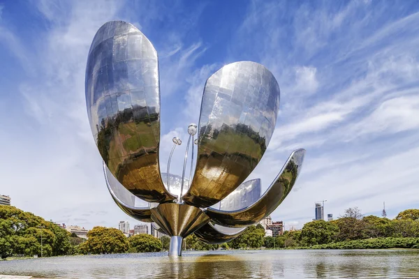 Floralis Generica 雕塑 — 图库照片