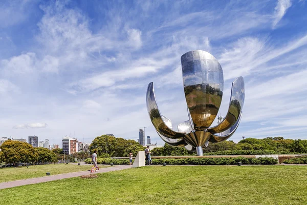 钢和铝的 Floralis Generica 雕塑位于阿根廷首都布宜诺斯艾利斯 — 图库照片