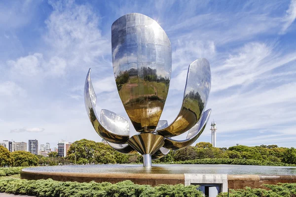 Floralis Generica 彫刻 — ストック写真