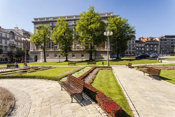 Park in de buurt van het paleis van regering — Stockfoto