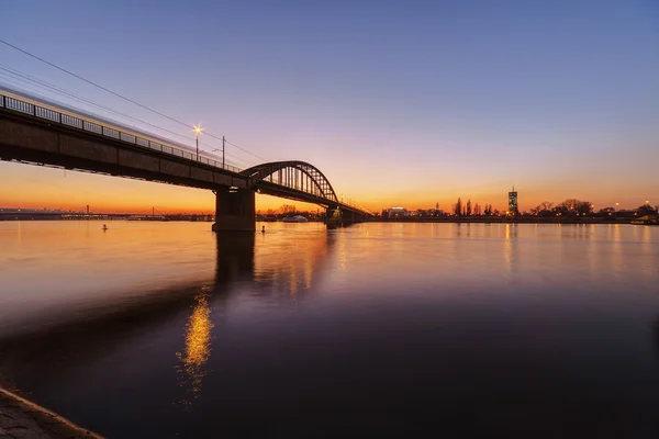 Панорамный вид на мост через реку — стоковое фото