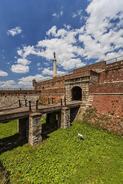 Belgrade fortress and victor monument — Stock Photo, Image