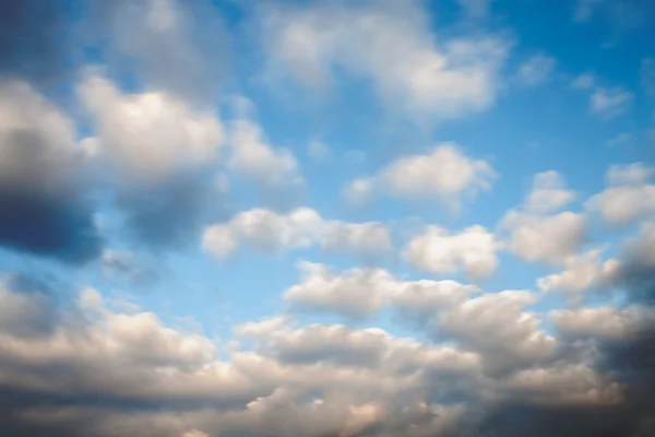 Den blå himlen med moln — Stockfoto