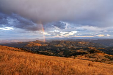 Gökkuşağı üzerinde dağ manzarası