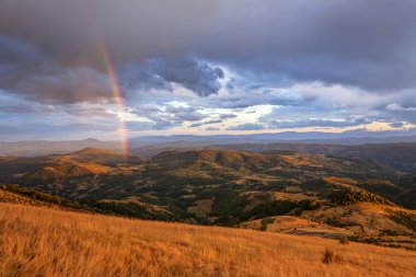 Gökkuşağı üzerinde dağ manzarası