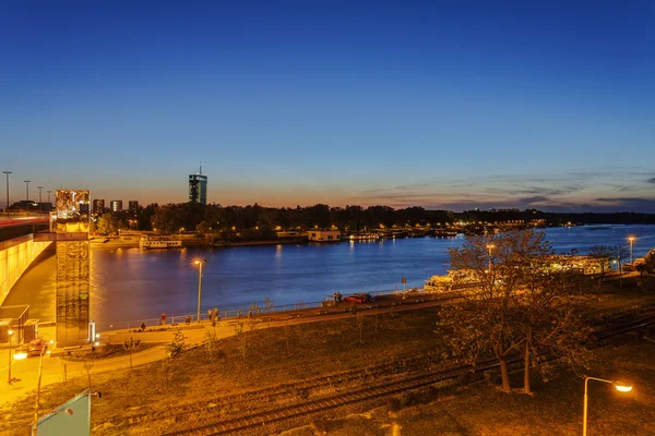 Vista panoramica sul ponte sul fiume — Foto Stock