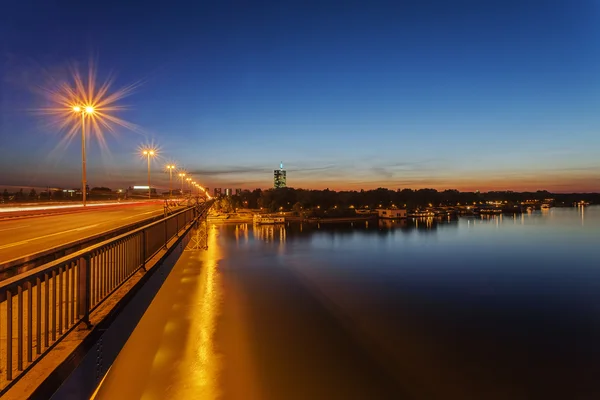 Panorama näkymä sillalle joen yli — kuvapankkivalokuva