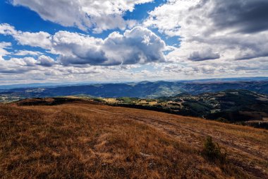Dağ manzarası ve panorama sonbahar günü görünümünde