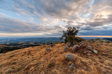 Dağ manzarası ve panorama sonbahar günü görünümünde