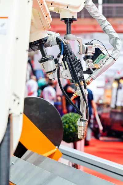 Роботизированная режущая машина — стоковое фото