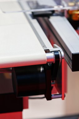 Konveyör bant üstünde belgili tanımlık makine 