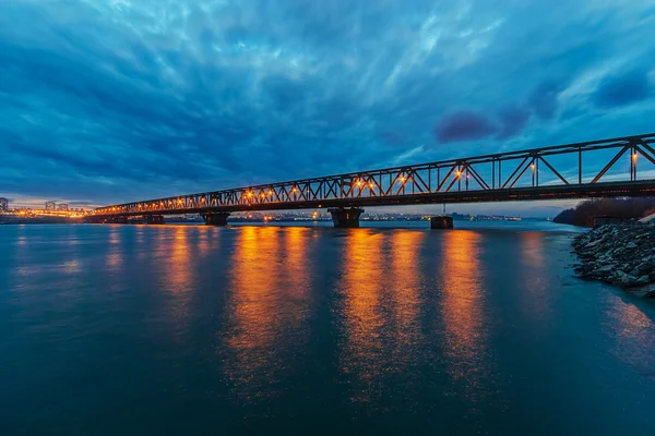 Pont la nuit — Photo