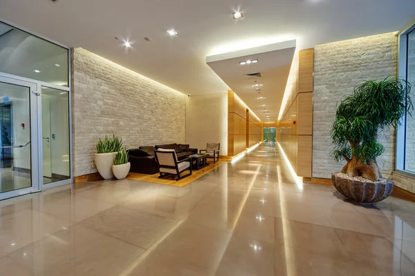 Modern binanın koridoruna