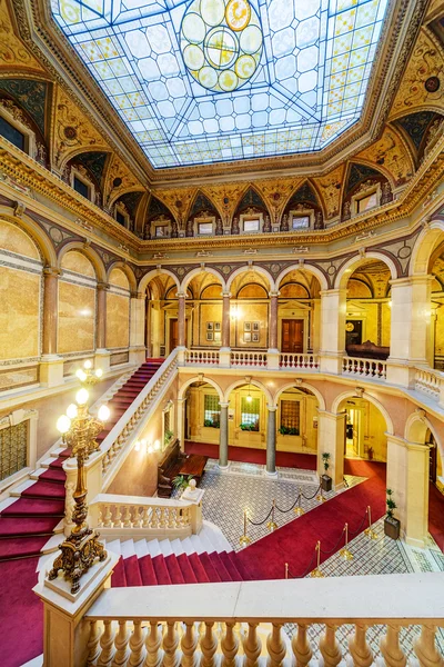 Intérieur du bâtiment classique — Photo