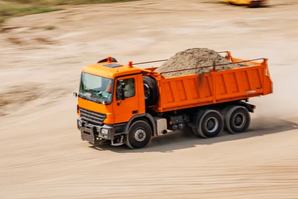 Orange lastbil — Stockfoto