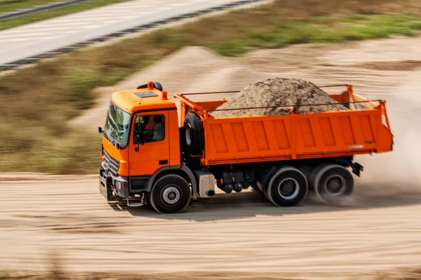 Oranje vrachtwagen — Stockfoto