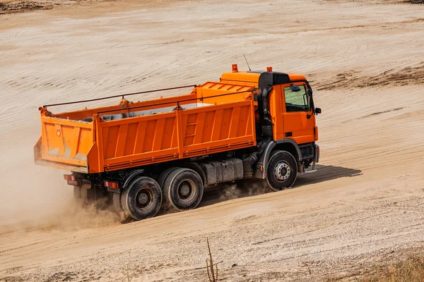 Orange lastbil — Stockfoto