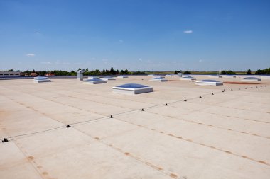 Endüstriyel hall üzerinde düz çatı