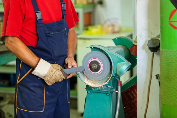 Worker grinding — Stock Photo, Image