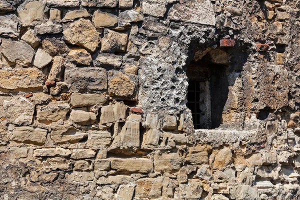 Parede de pedra velha com janela — Fotografia de Stock