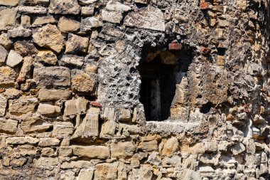 eski taş duvarla pencereli