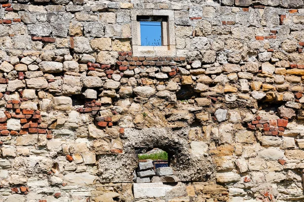 Antiguo muro de piedra con ventana — Foto de Stock