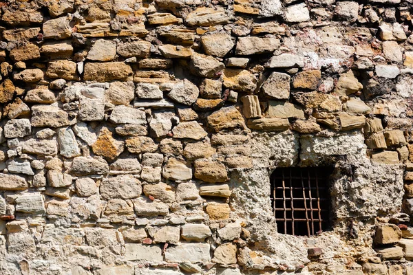 Parede de pedra velha com janela — Fotografia de Stock