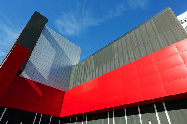 Barevná hliníková fasáda na velké nákupní centrum — Stock fotografie