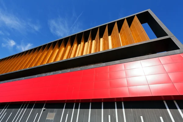 Fachada de aluminio colorido en un gran centro comercial — Foto de Stock