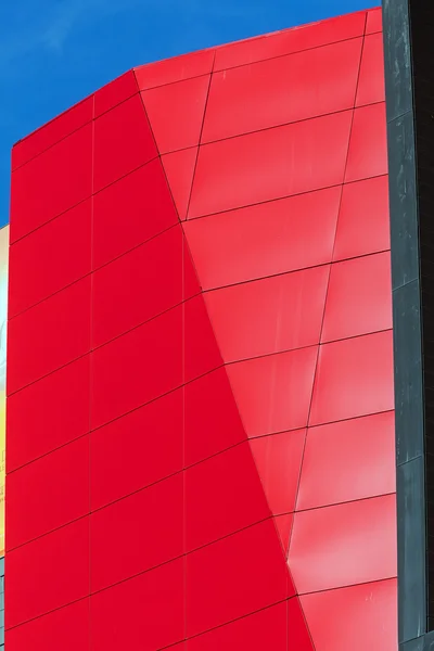 Красочный алюминиевый фасад на большом торговом центре — стоковое фото