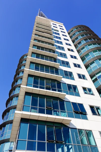 Bâtiment moderne avec façade en verre — Photo