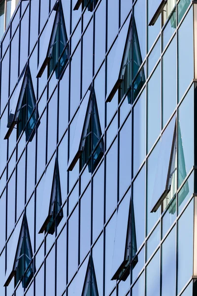 Fachada de vidrio con ventanas abiertas — Foto de Stock