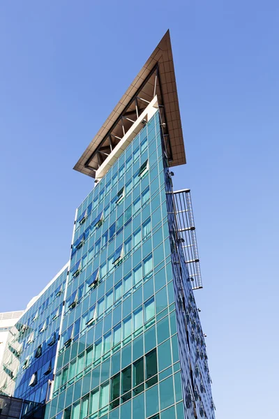 Bâtiment moderne avec façade en verre — Photo